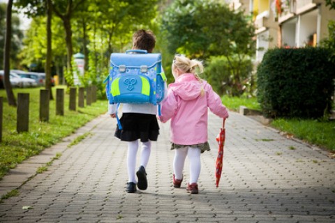 A scuola si va a piedi, è bene per i bambini oltre che per il portafoglio