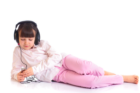 bambina ascolta musica